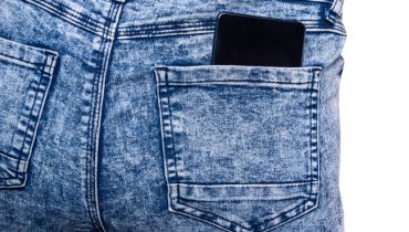 what to wear with blue acid wash jeans